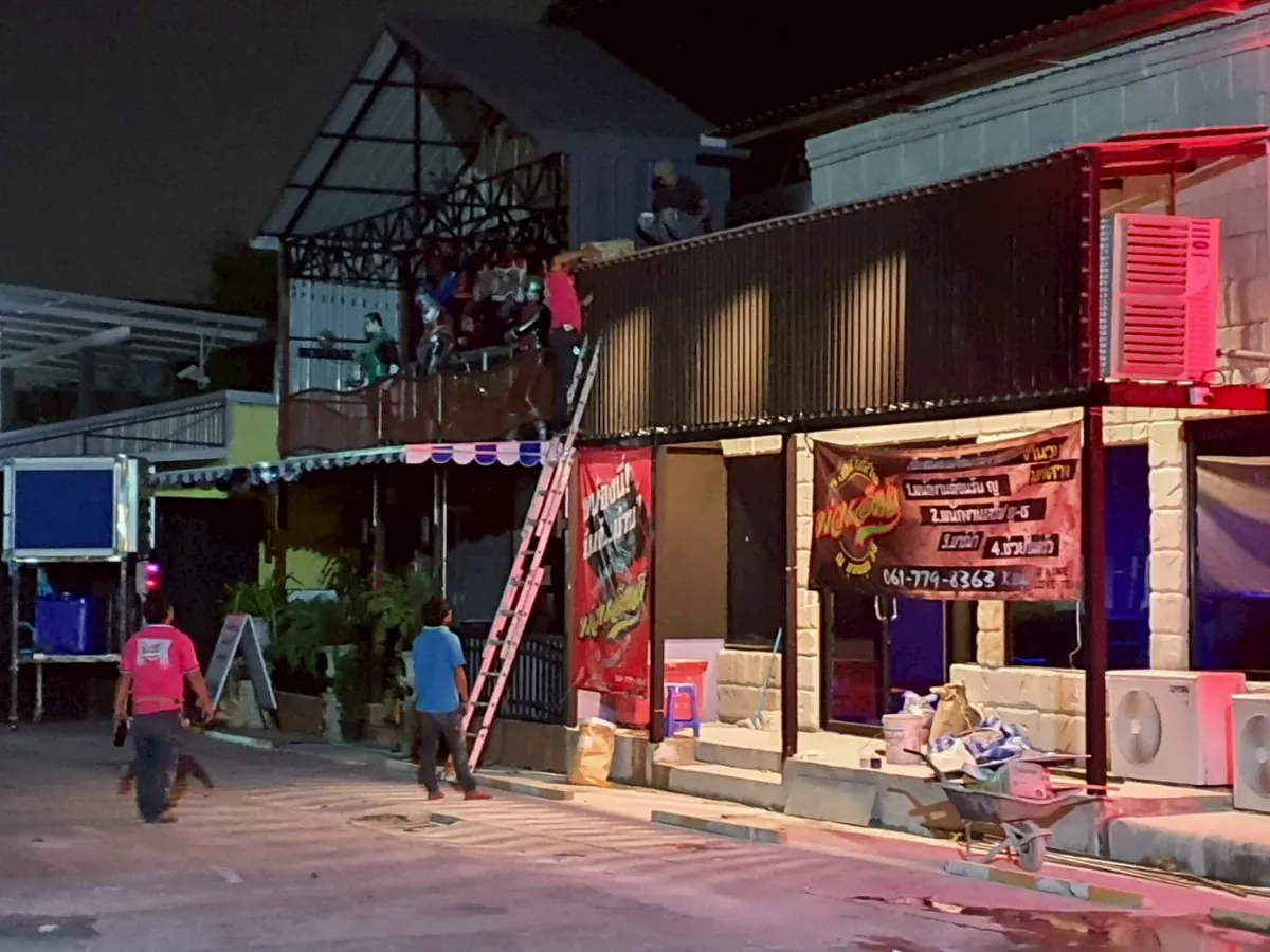 งานต่อเติมชั้นสองและติดตั้งไฟหน้าร้านในช่วงกลางคืน
