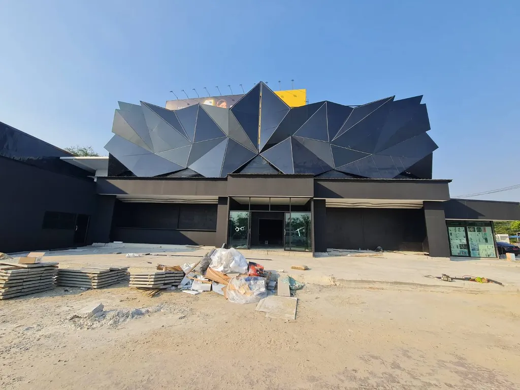อาคารสถานบันเทิงเปลือกอาคารเหล็กทรงเหลี่ยมสีดำที่ก่อสร้างเสร็จสมบูรณ์