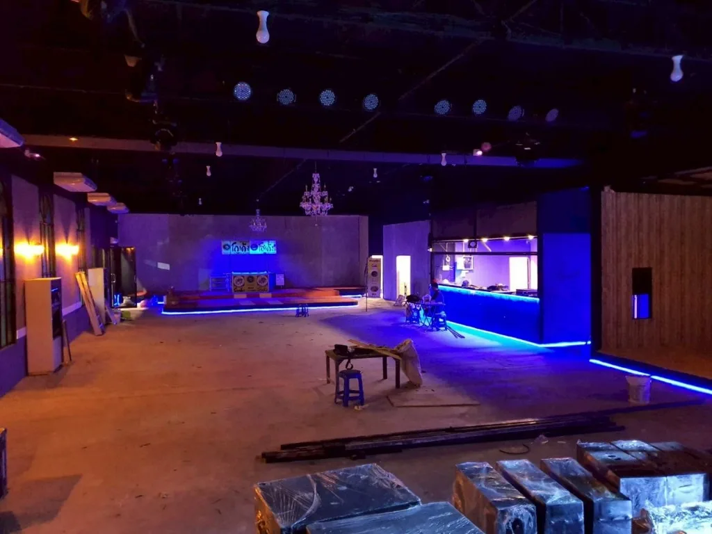 งานตกแต่งภายในสถานบันเทิงพร้อมเวทีและระบบไฟนีออนระหว่างก่อสร้าง